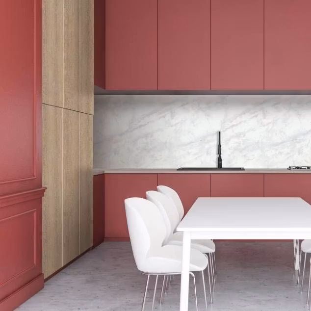 Dekorplast Trä NF46 - Rik Ek monterad på en väggyta inomhus, som visar en djup och realistisk träfinish.