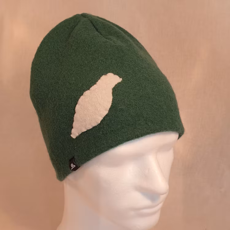 Skogsgrön ullmössa, samisk design med ripa i vitt, 100% ull. Design Sara Svonni i Tärnaby.