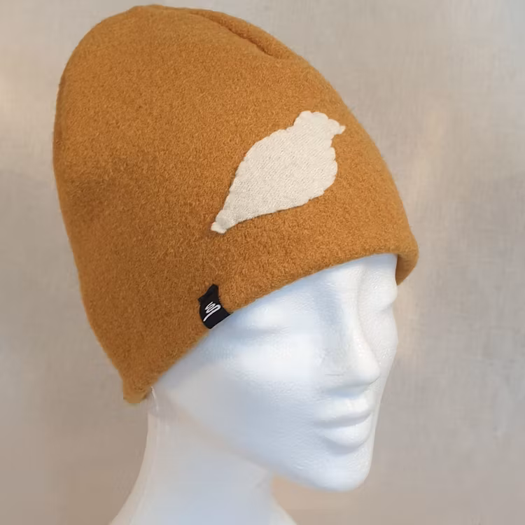 Senapsgul ullmössa, samisk design med ripa i vitt, 100% ull. Design Sara Svonni i Tärnaby.