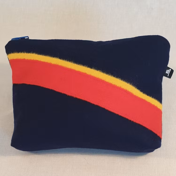Marinblå necessär / förvaring, dekoration i rött och gult, samisk design med dragkedja. Design Sara Svonni i Tärnaby.