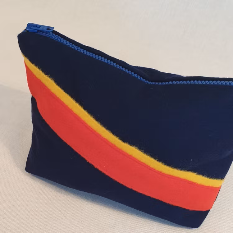 Marinblå necessär / förvaring, dekoration i rött och gult, samisk design med dragkedja. Design Sara Svonni i Tärnaby.