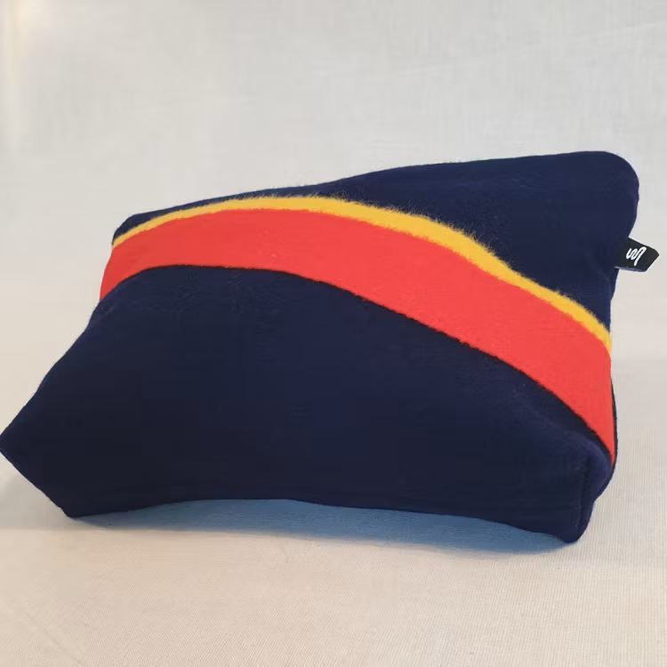Marinblå necessär / förvaring, dekoration i rött och gult, samisk design med dragkedja. Design Sara Svonni i Tärnaby.