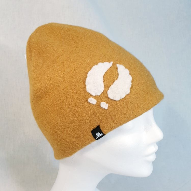 Senapsgul ullmössa, samisk design med vit ripa, 100% ull. Design Sara Svonni i Tärnaby.