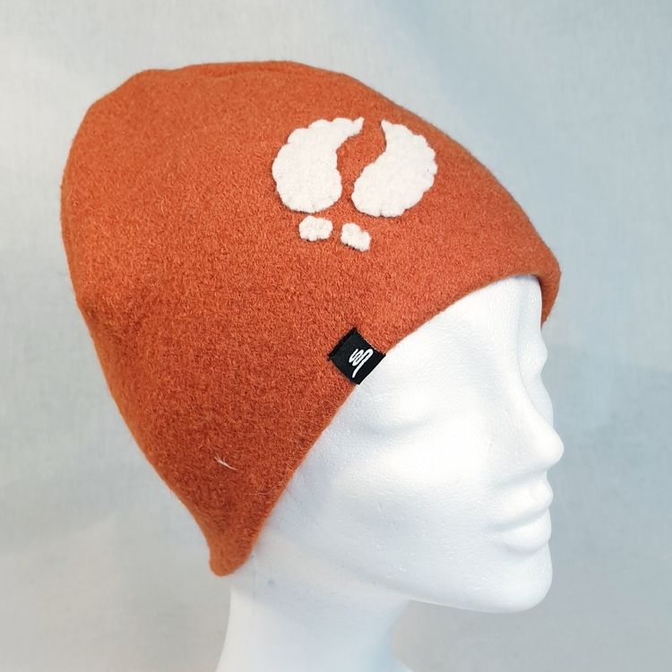 Orange ullmössa, med vitt renspår, samisk design, 100% ull. Design Sara Svonni i Tärnaby.