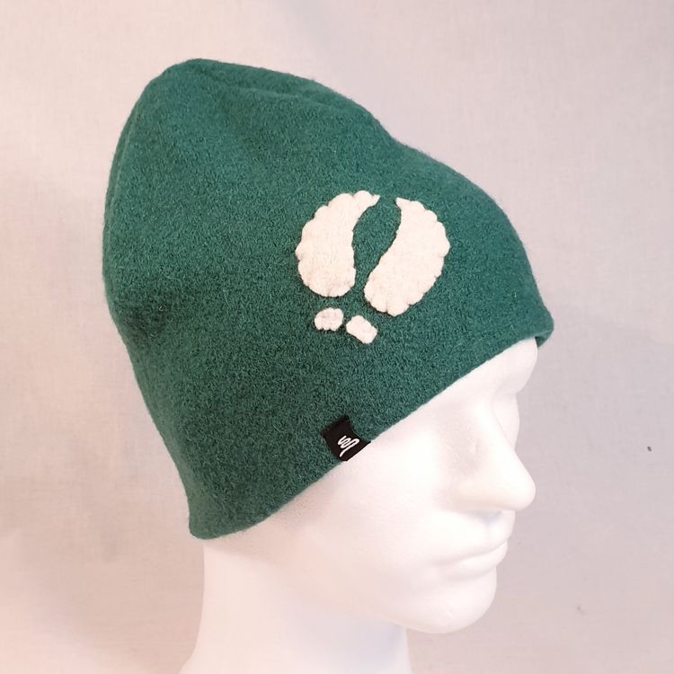 Skogsgrön ullmössa, med vitt renspår, samisk design, 100% ull. Design Sara Svonni i Tärnaby.