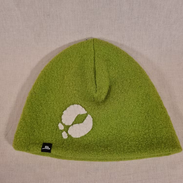 Limegrön ullmössa, samisk design med vitt renspår, 100% ull. Design Sara Svonni i Tärnaby.