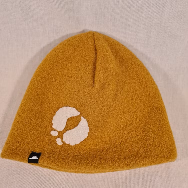 Senapsgul ullmössa, samisk design med vitt renspår, 100% ull. Design Sara Svonni i Tärnaby.