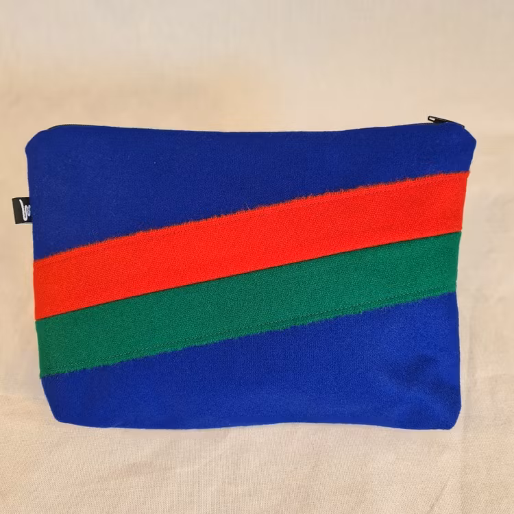 Klarblå necessär / förvaring, dekoration i rött och grönt, samisk design med dragkedja. Design Sara Svonni i Tärnaby.
