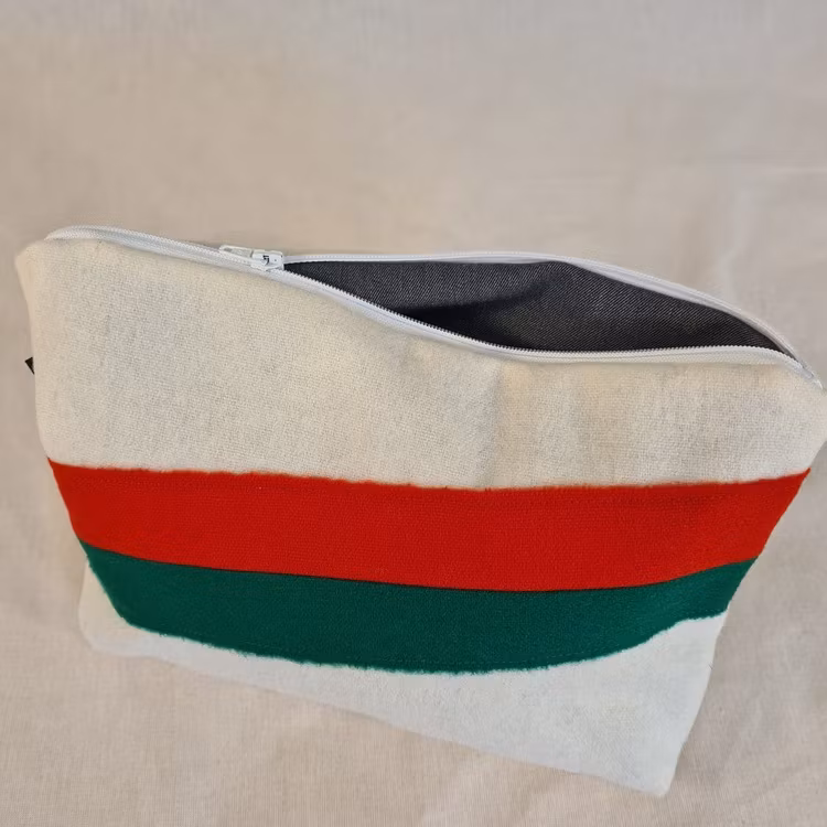 Naturvit necessär / förvaring, dekoration i rött och grönt, samisk design med dragkedja. Design Sara Svonni i Tärnaby.