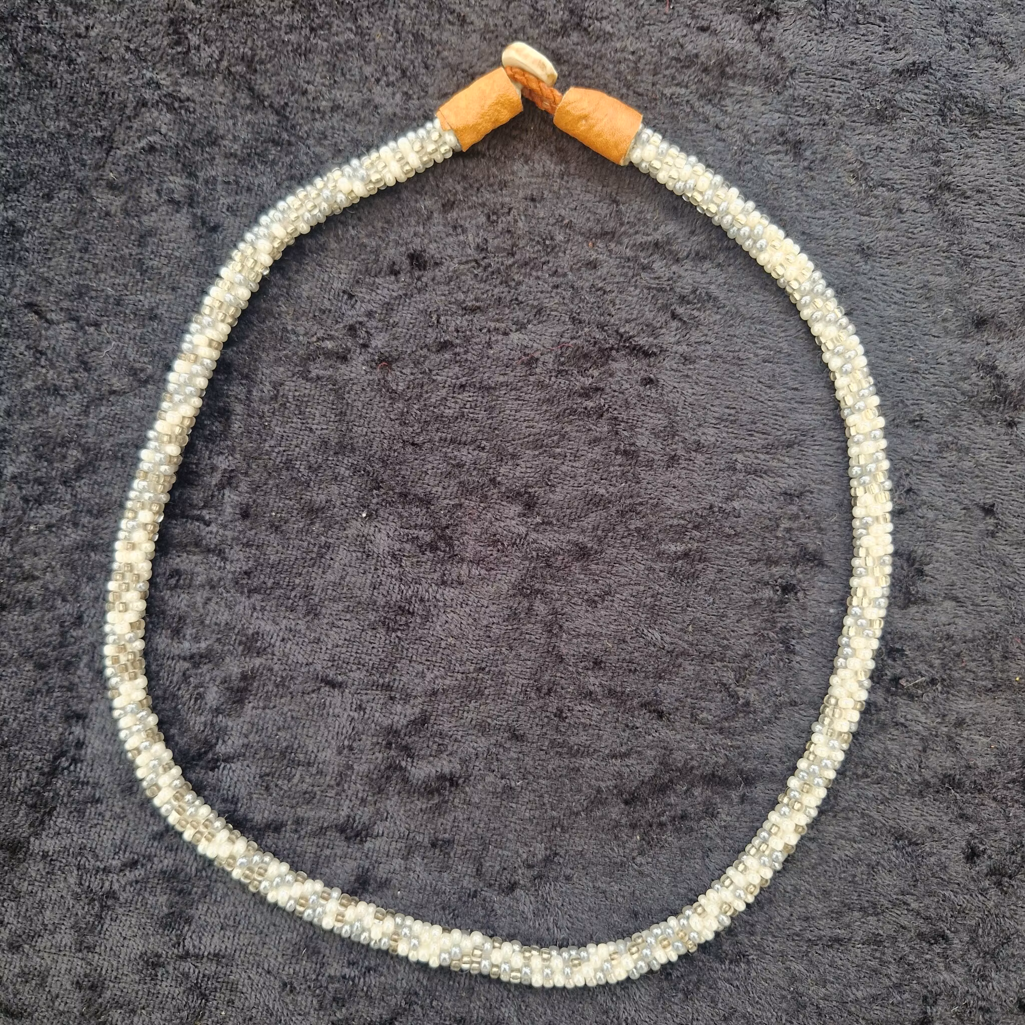 Pärlhalsband 44 & 45,5 cm - silver och vit