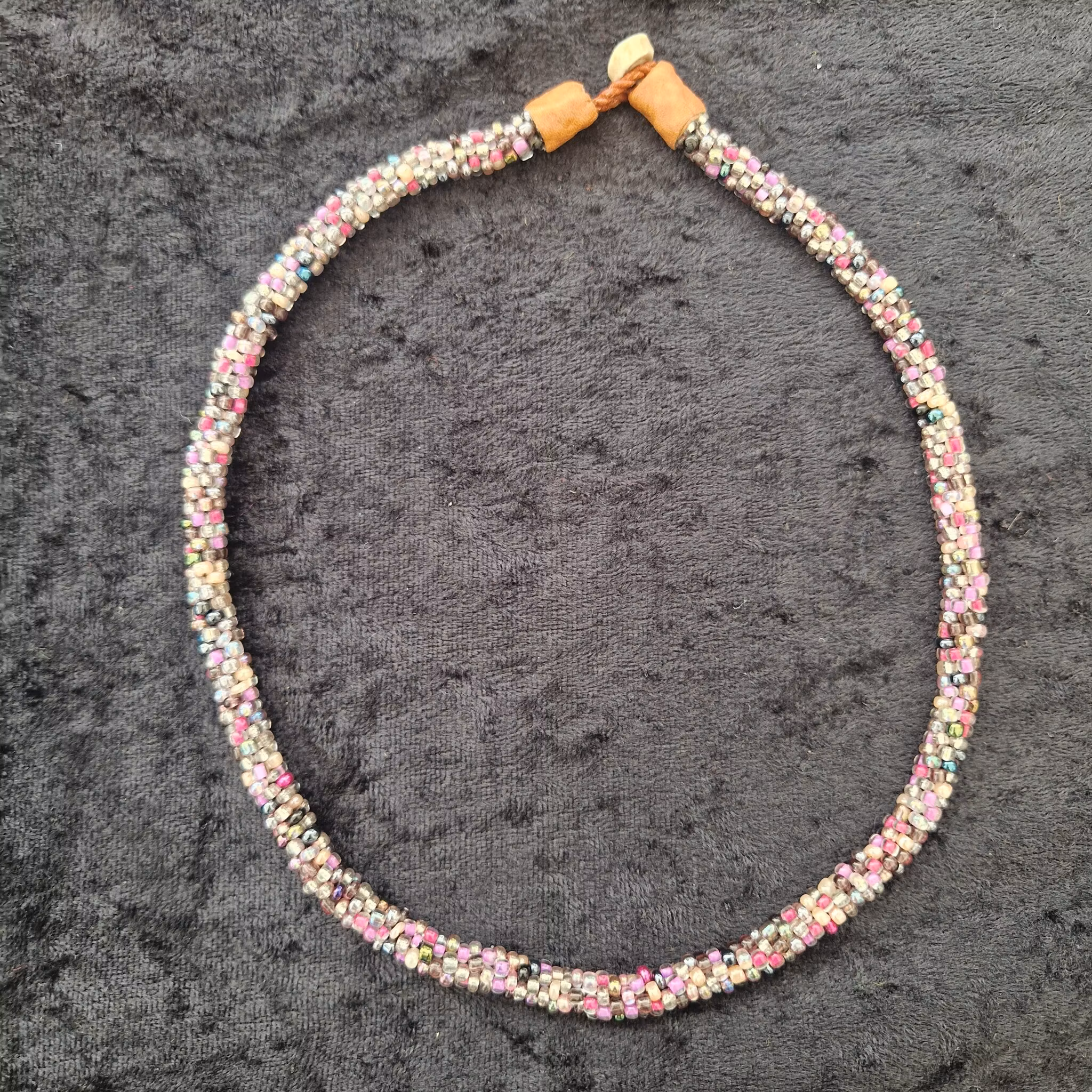 Pärlhalsband 45,5 cm - mörk rosamelerad