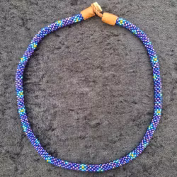 Pärlhalsband 42 cm - blålila med blommor