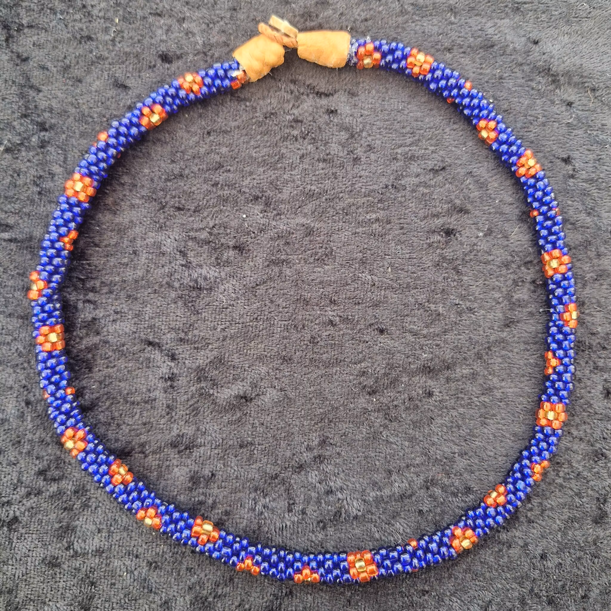 Pärlhalsband 42 cm - blå med blommor