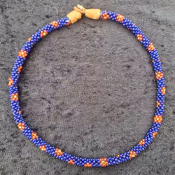 Pärlhalsband 42 cm - blå med blommor