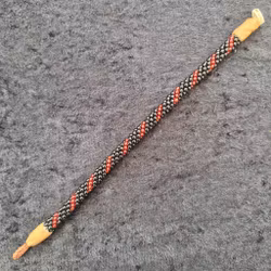 Pärlarmband 17 cm - svart och röd