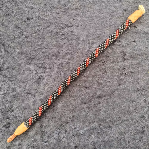 Pärlarmband 17 cm - svart och röd