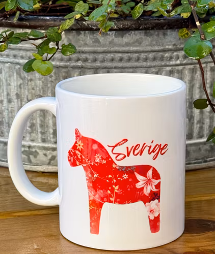 Personlig Mugg inspirerad av dalahäst-röd &  namn