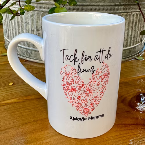 Tack att du finns älskade mamma - Personlig mugg med namn