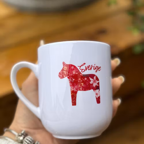 Dalahäst Mugg – Röd med Blommor (Sverige, 300 ml)