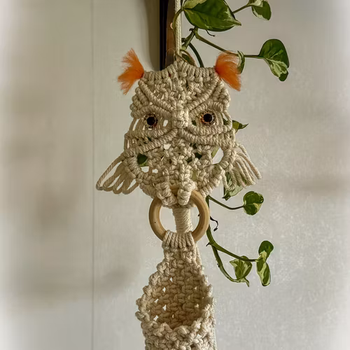 Väggampel/uggla- handknuten makramé