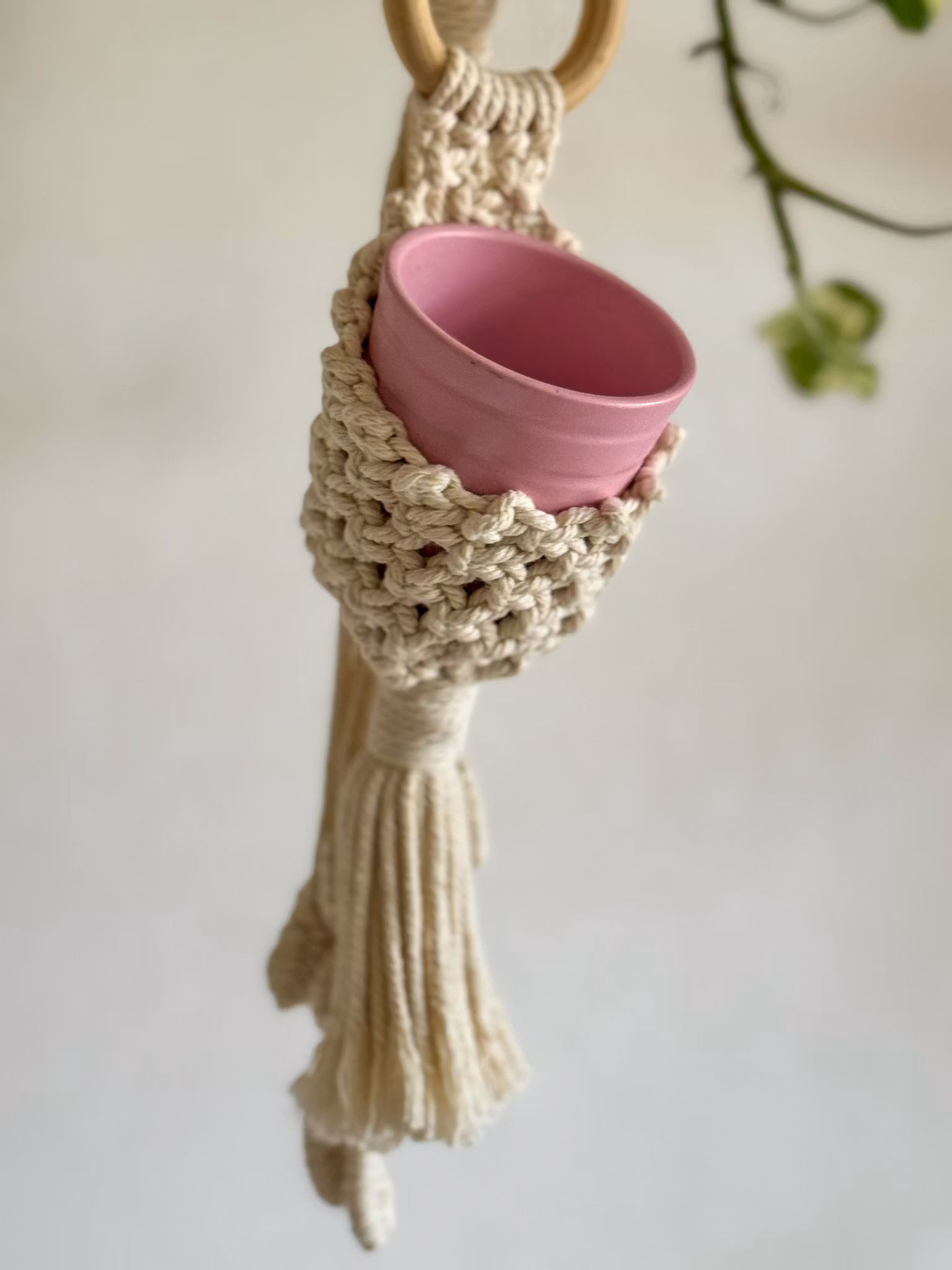 Väggampel/uggla- handknuten makramé