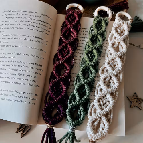 Makramé bokmÀrke med dekorativ tofs