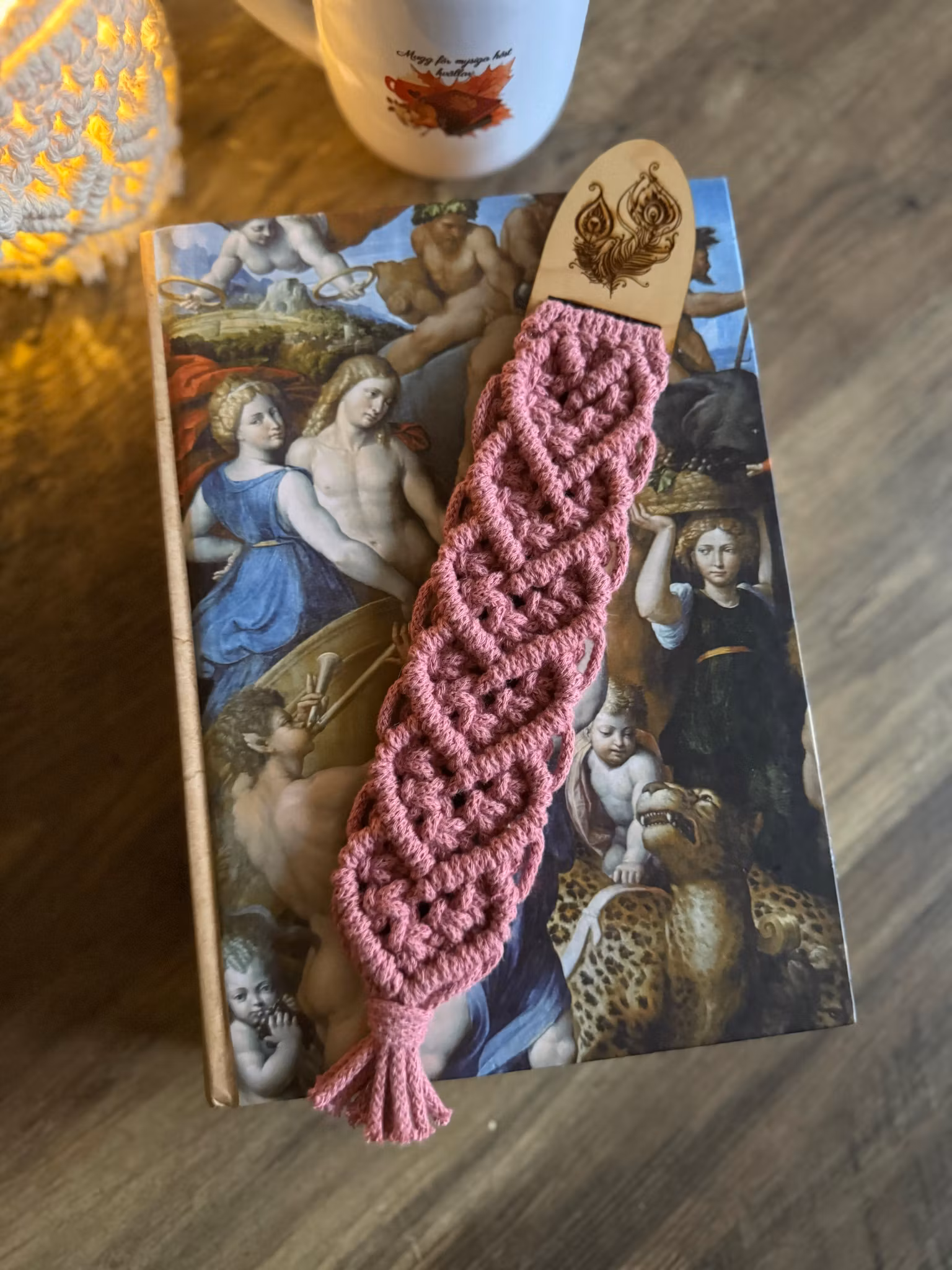 Boho bokmärke med graverade fjäder