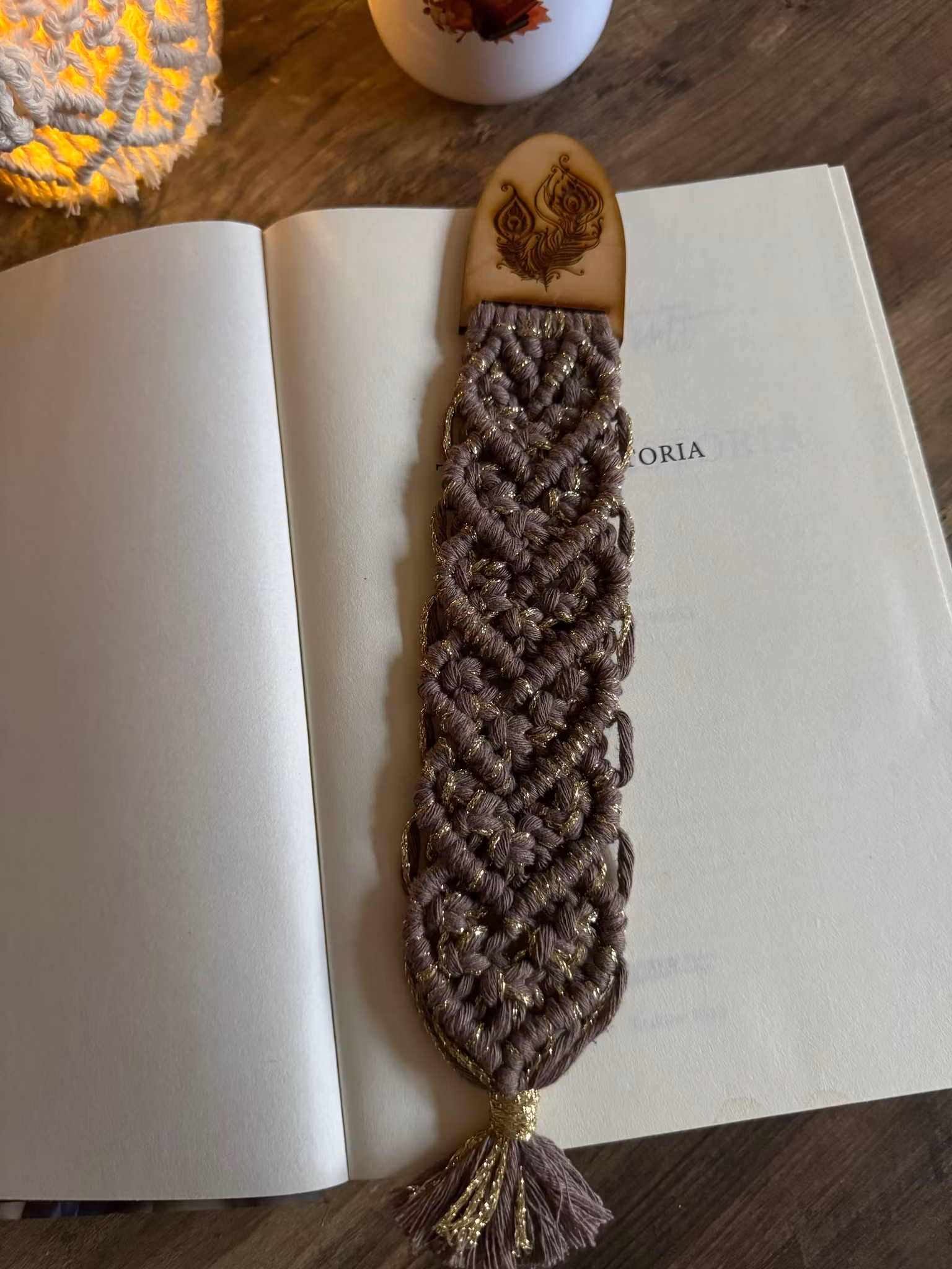 Boho bokmärke med graverade fjäder