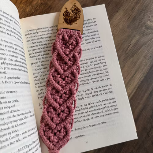 Boho bokmÀrke med graverade fjÀder