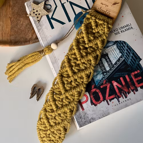 MakramĂ© bokmĂ€rke med graverad trĂ€detalj â âJust one more chapterâ