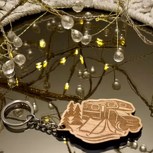 Nyckelring i trä med motiv Camp