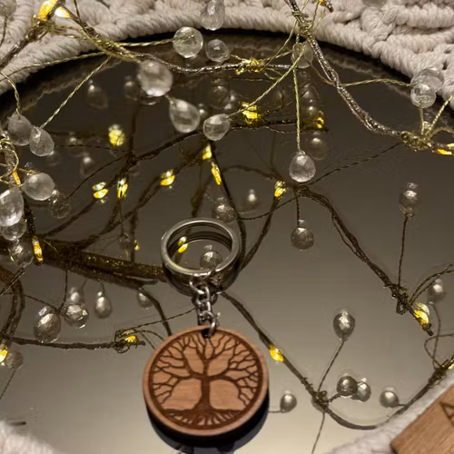 Nyckelring i trä med motiv Livets trä