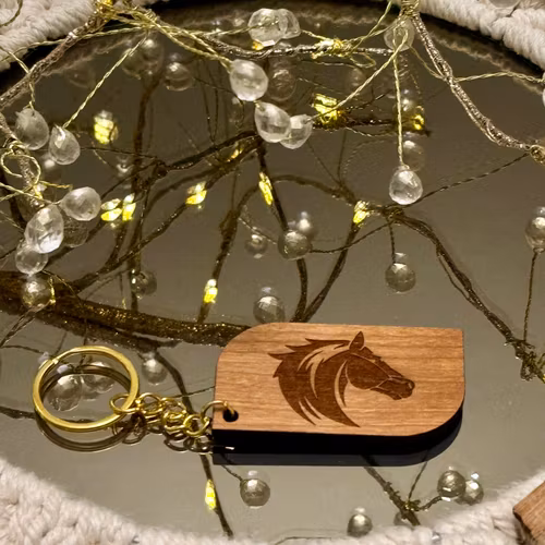 Nyckelring “Häst” – Graverad i trä
