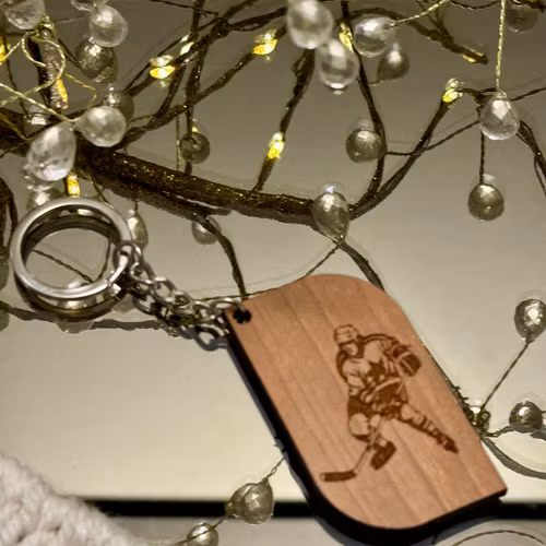 Nyckelring i trä med Hockeyspelare