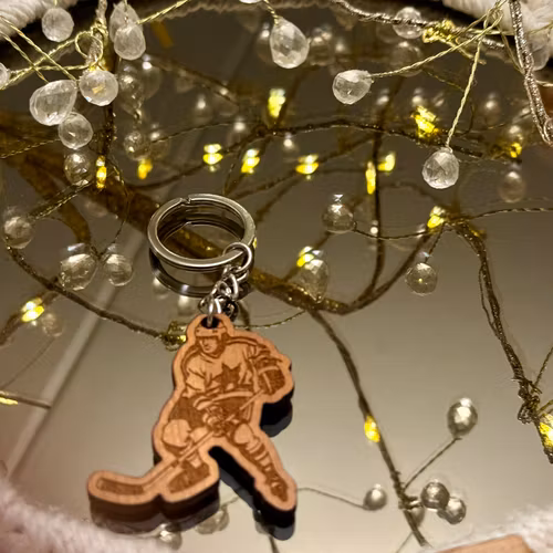 Nyckelring i trä Hockeyspelare