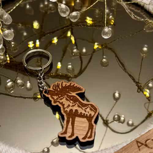 Nyckelring Älg graverad i trä