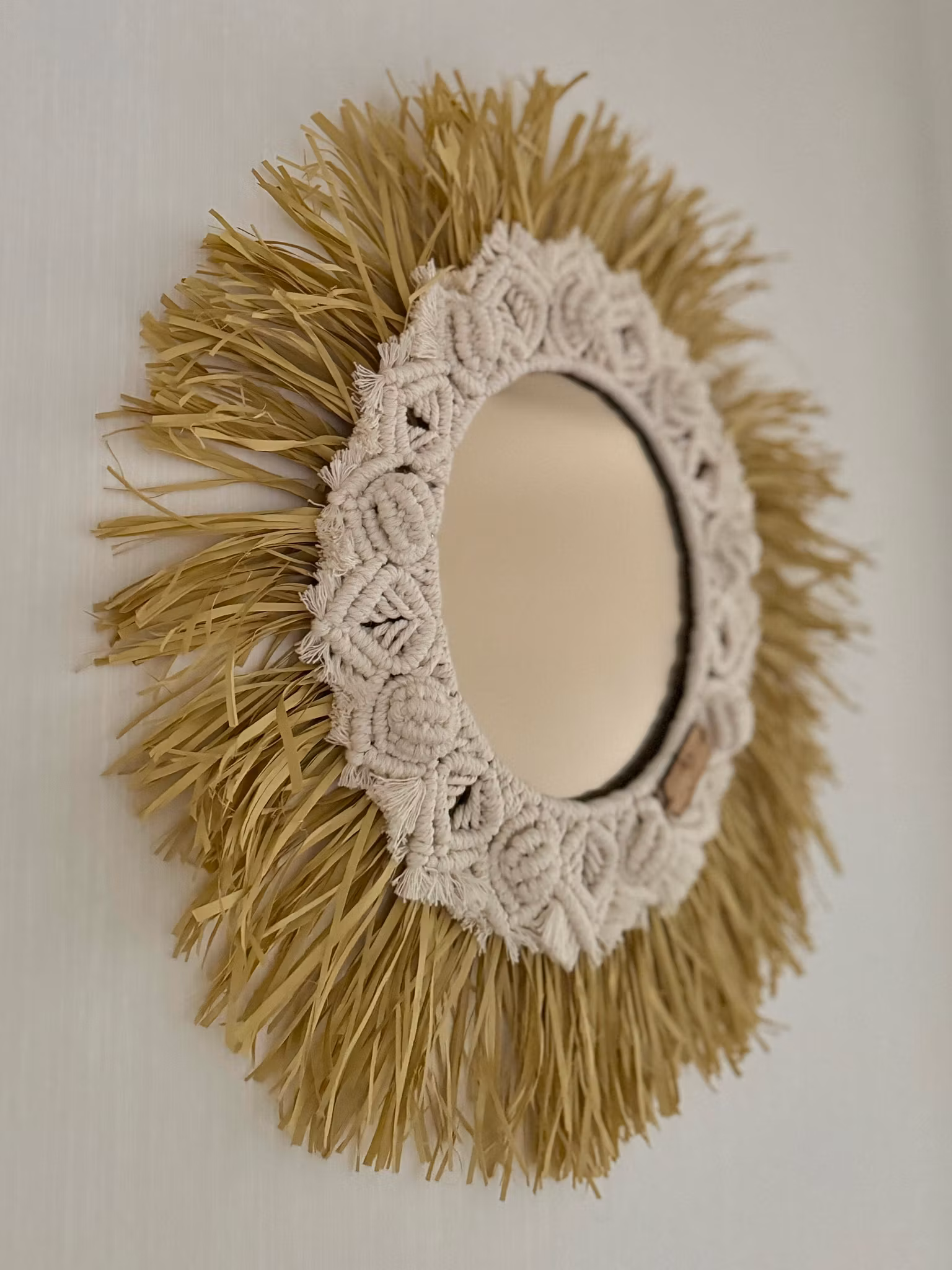 Spegel i makrame med raffia
