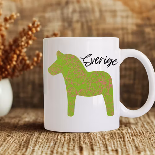 Dalahäst Mugg – Grön med Pioner & Sverige/Sweden (med namn)