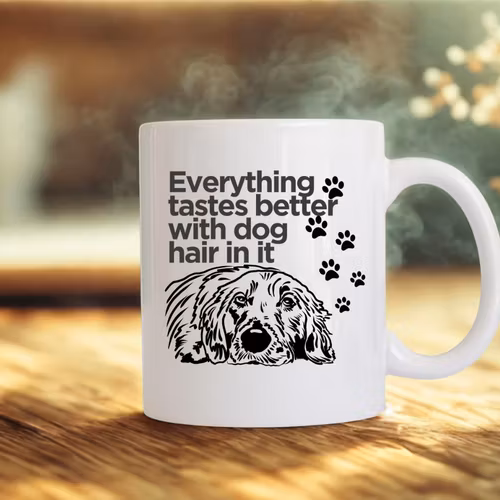 Personlig Mugg  med text Everything tastes better with dog hair in it