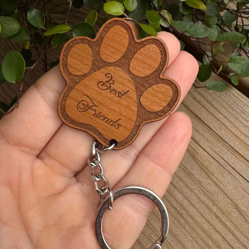 Nyckelring “Best Friends” – Tassformad i trä