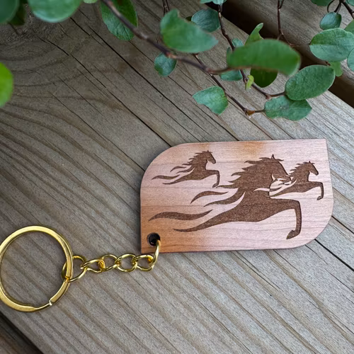 Nyckelring “Hästar” – Graverad i trä