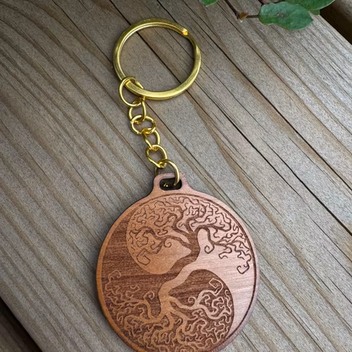 Nyckelring “Livets träd” – Dubbel design i trä