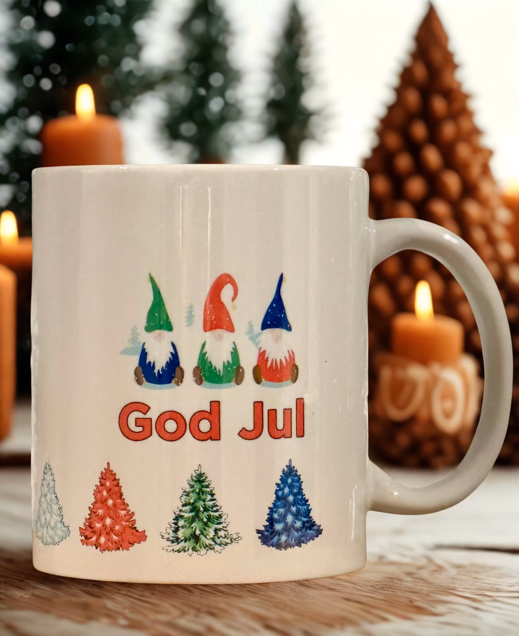 Julmugg-God Jul med små tomtar och granar