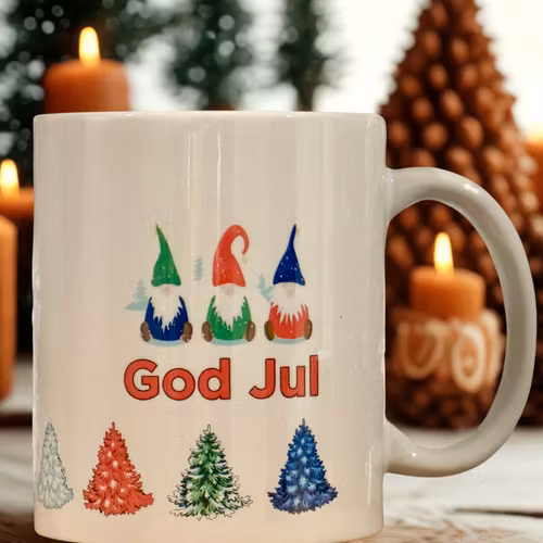 Julmugg-God Jul med små tomtar och granar