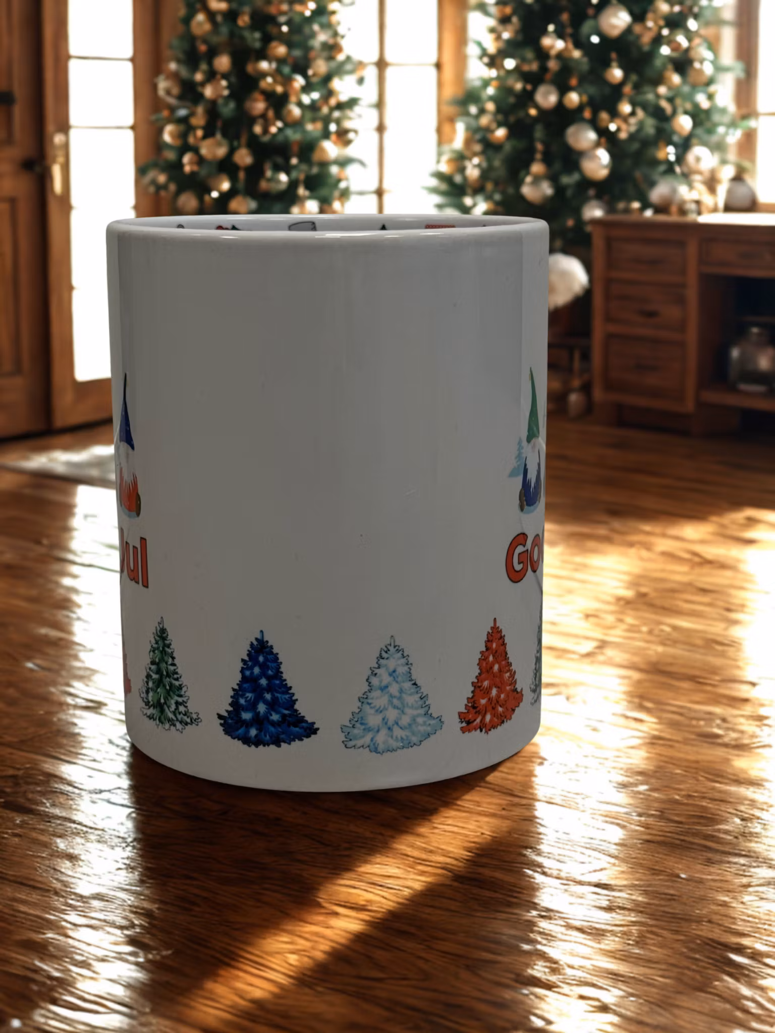 Julmugg-God Jul med små tomtar och granar