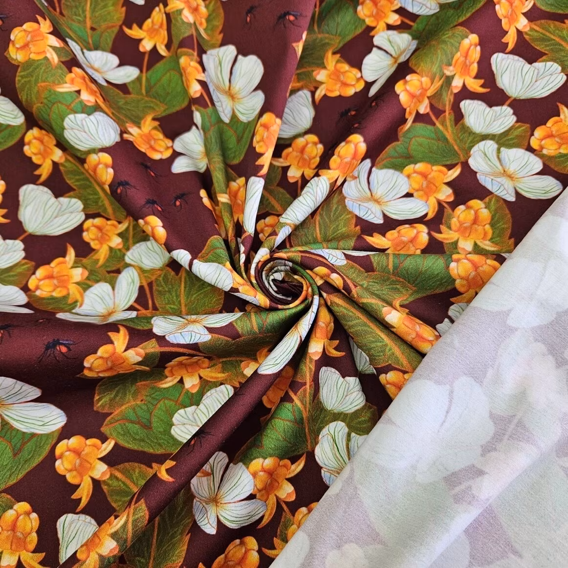 Bomullssatin stretch ~Hjortronblomning Burgundy love