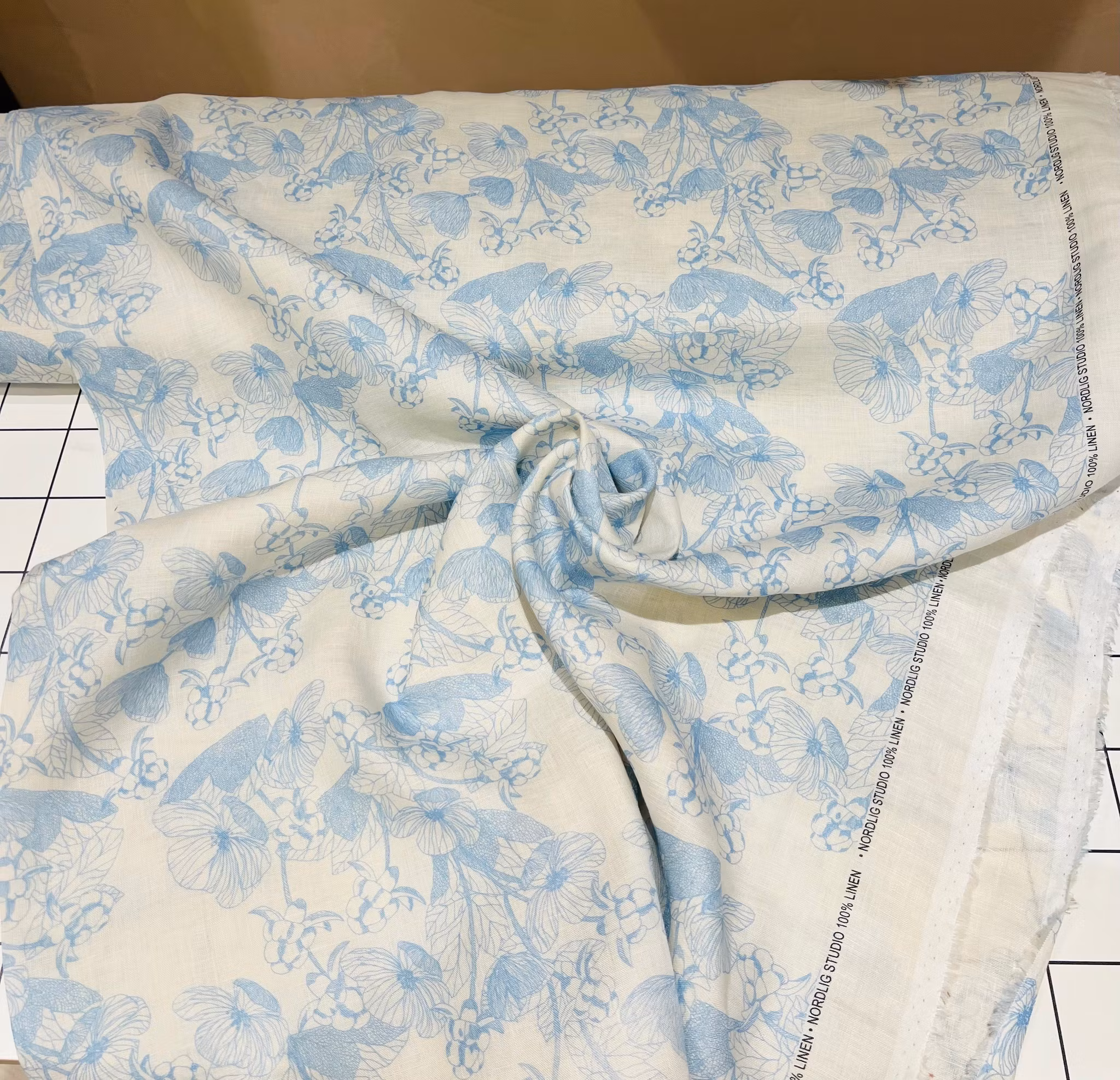 100% LINNE offwhite+ light blue