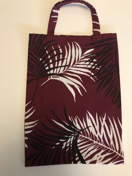 Vinröd kasse med blad