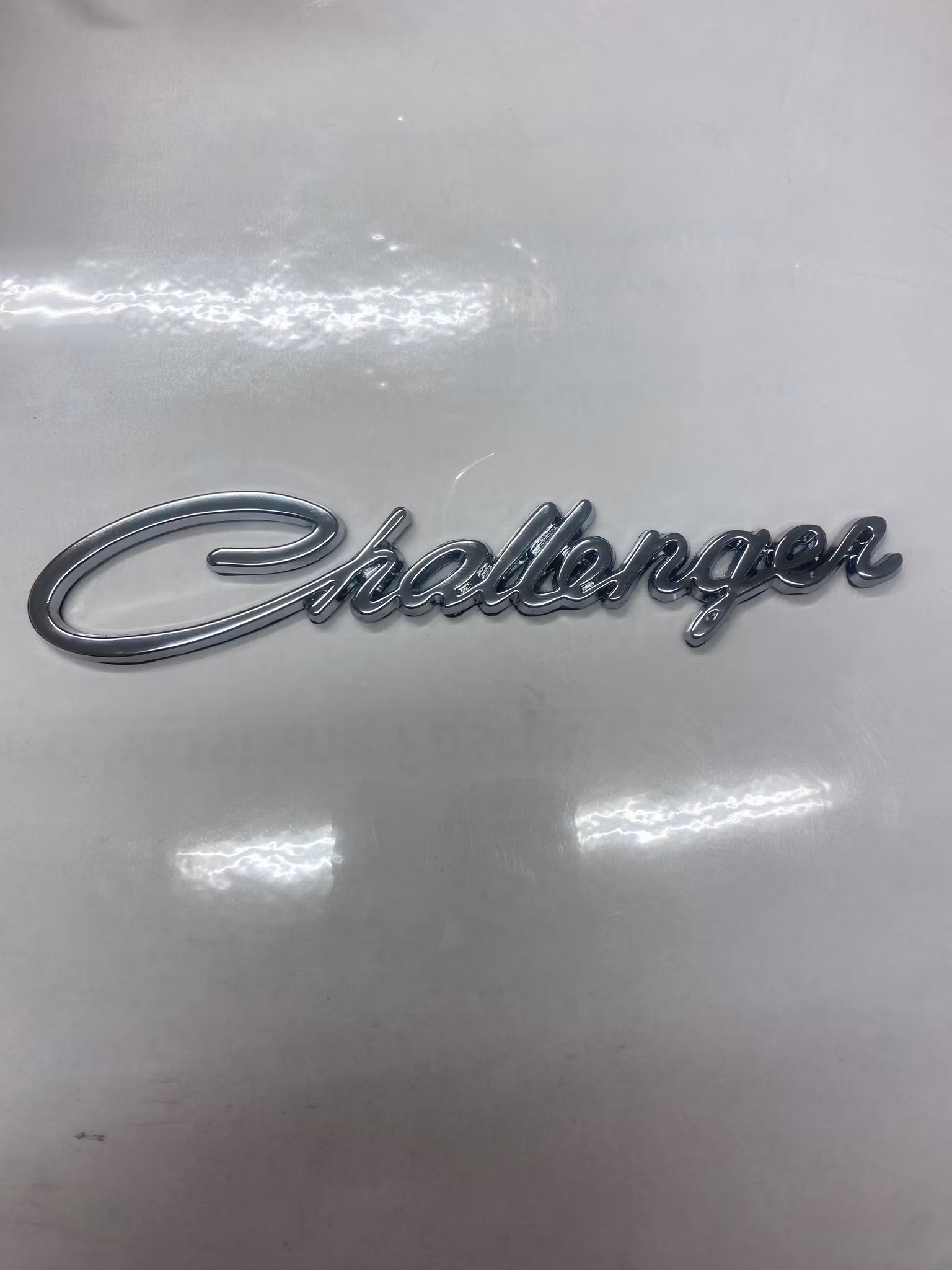Dodge Challenger emblem