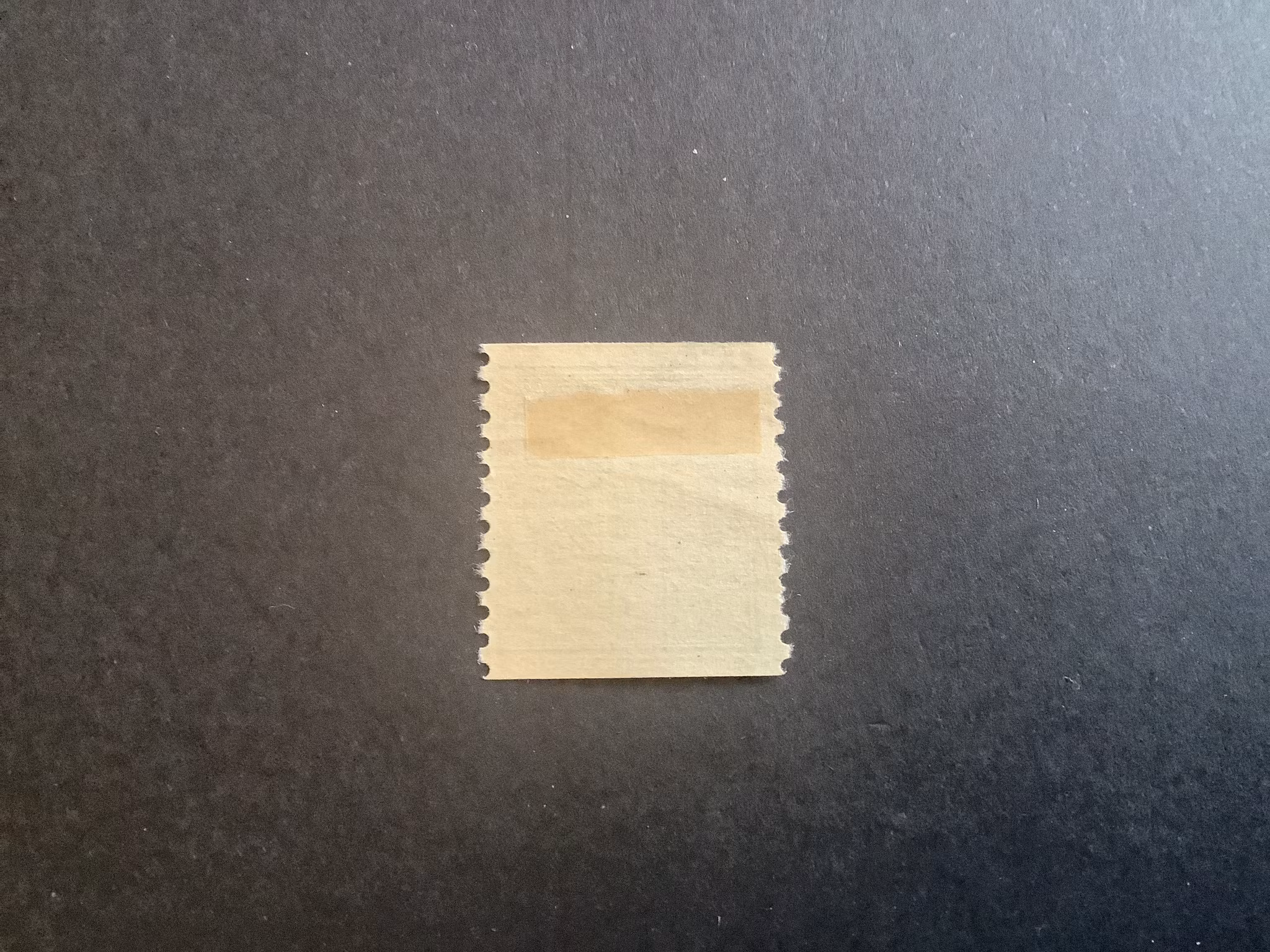 STÅENDE LEJON FNR 140 A OSTÄMPLAT MÄRKE MED FASTSÄTTARSPÅR